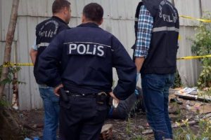 Erik toplamaya giden &ccedil;ocuklar ceset buldu!