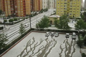 Dolu yağışı, cadde ve sokakları beyaza b&uuml;r&uuml;d&uuml;