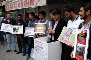 &Uuml;niversitelerden y&uuml;ksek ev kiraları protestosu