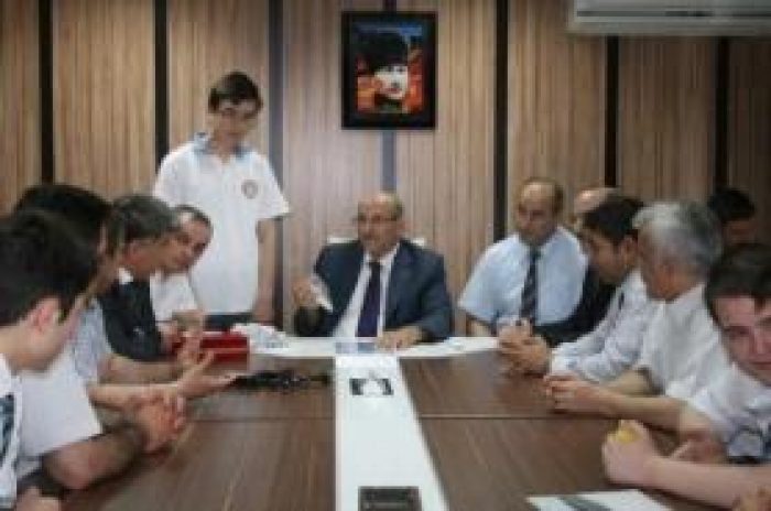 Başarılı &ouml;ğrencileri kabul eden Bilici &ouml;d&uuml;llendirdi