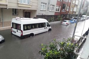 Yağmur hayatı fel&ccedil; etti
