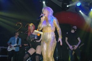 Hande Yener ve g&ouml;beği Bursa'da sahneye &ccedil;ıktı!