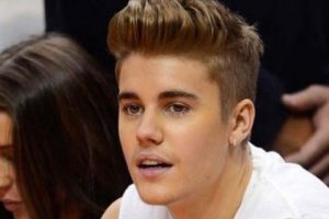 Justin Bieber ırk&ccedil;ı şaka y&uuml;z&uuml;nden &ouml;z&uuml;r diledi...