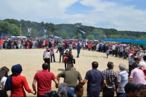 Yağmur 'horon'a engel olamadı