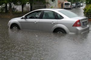 Şiddetli yağmur hayatı fel&ccedil; etti