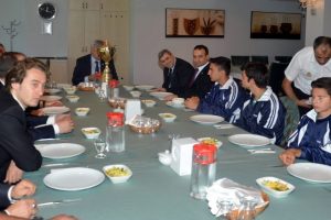 Bursaspor'dan şampiyon pilot okula yemek