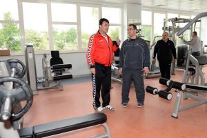 D&uuml;ndar'dan kapalı tenis kortlarında tenis ma&ccedil;ı