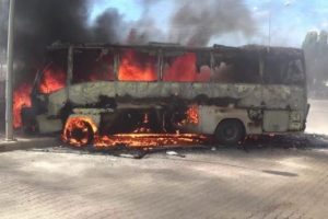 Protesto i&ccedil;in otob&uuml;s yaktılar