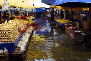 Bursa'da yağış pazar yerini g&ouml;le &ccedil;evirdi