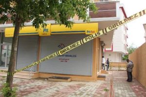 Maskeli ve bı&ccedil;aklı PTT soygunu