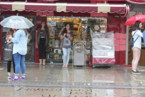 İzmir'de sağanak yağmur kısa s&uuml;rd&uuml;