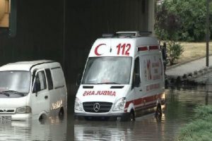 Ambulans mahsur kaldı