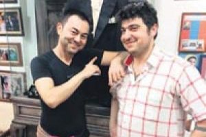 Eşinin istediği smokini giyecek...