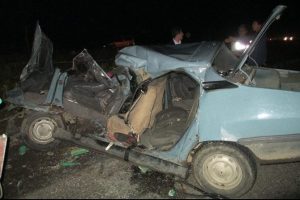 Otomobil kamyonun altına girdi: 2 &ouml;l&uuml;