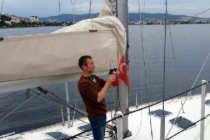 Sahil G&uuml;venlik'ten hediye bayrak