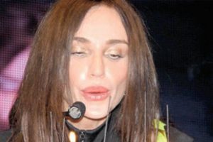 Yeni yaşını sahnede kutladı...