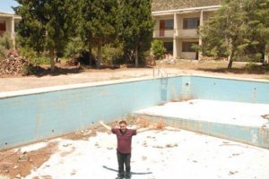 L&uuml;ks otel ineklere barınak oldu!