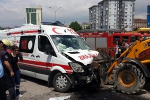 Ambulans kep&ccedil;eye &ccedil;arptı: 4 yaralı