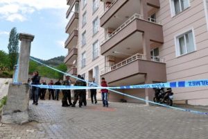 Komşu pompalı t&uuml;fekle dehşet sa&ccedil;tı!