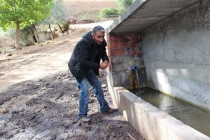 &Ccedil;eşmede &ccedil;amaşır yıkarken sele kapıldı