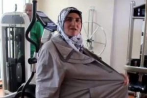 Oğluna b&ouml;brek verebilmek i&ccedil;in 57 kilo verdi