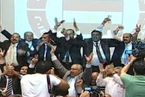 Darbe ile gelen zaferi g&ouml;bek atarak kutladılar