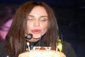 G&uuml;lşen'e sahnede doğum g&uuml;n&uuml; s&uuml;rprizi