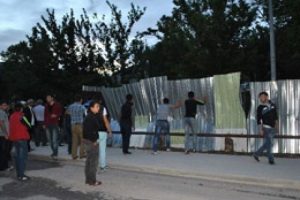 Ağa&ccedil;lar kesilince mahalleli sokağa indi