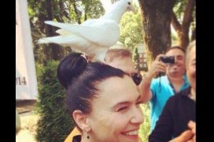 Şevval Sam'ın başına g&uuml;vercin kondu...