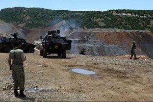 G&ouml;stericiler jandarma ekiplerine ateş a&ccedil;tı