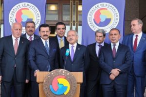 Kılı&ccedil;daroğlu Cemil &Ccedil;i&ccedil;ek'i topa tuttu