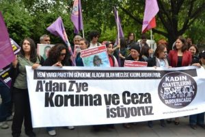 Meclis &ouml;n&uuml;nde kadınlar i&ccedil;in eylem