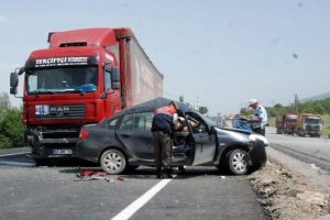 Otomobiliyle,TIR'ın altında kaldı