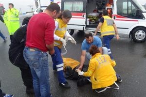 Kadına &ccedil;arptı, şarampole yuvarlandı: 6 yaralı