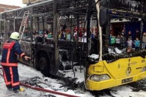İtfaiye aracı ve otob&uuml;s&uuml; yaktılar!