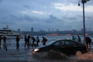 &Uuml;sk&uuml;dar'da yine tsunami manzaraları