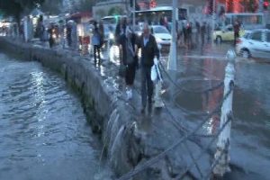 Yağmurda vatandaşların zor anları