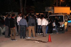 Sokak ortasında dehşet! Bı&ccedil;ağı gen&ccedil; kızın boğazına sapladı