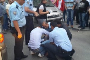 Koca dayağından polisler kurtardı