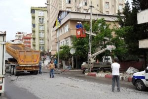 Kamyon mahalleyi karanlığa g&ouml;md&uuml;