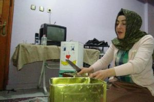 Bal kutularını &ccedil;&ouml;p kutusuna d&ouml;n&uuml;şt&uuml;rd&uuml;ler