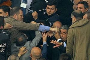 Savcı yumruğa el attı