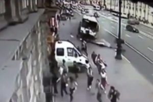 Otob&uuml;s yayaların arasında daldı: 26 yaralı