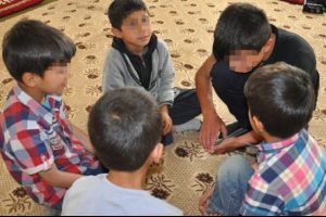 Dağdan d&ouml;nd&uuml; arkadaşlarıyla oynadı