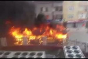 G&ouml;stericilerin molotof attığı otob&uuml;s b&ouml;yle yandı