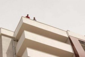 &Uuml;cretlerini alamayan iş&ccedil;iler intihar girişimde bulundu