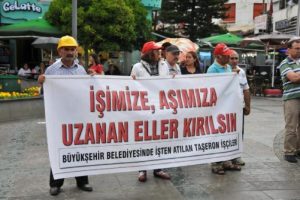 Eylemcilerden m&uuml;zisyene dayak