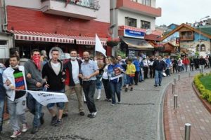 Yeşilin incisinde insan zinciri