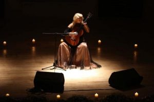 Norve&ccedil;li gitarist izleyenlerden tam not aldı