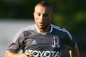 Ağzına silah sokmuş
